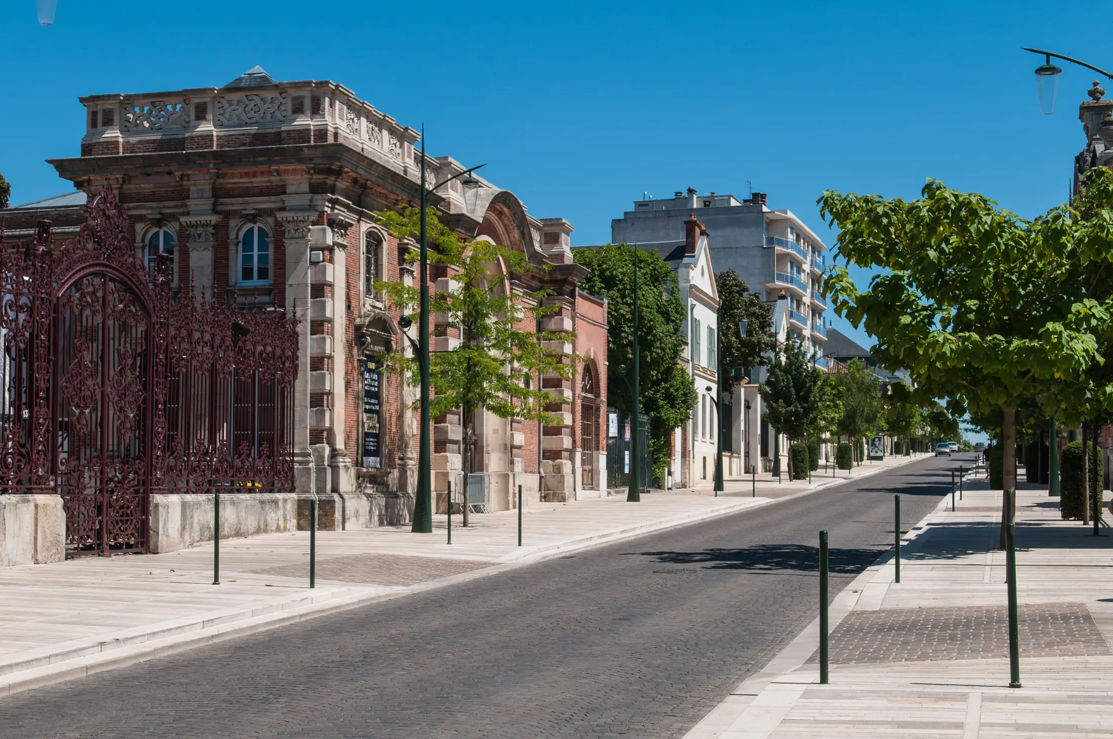 Avenue de Champagne in Épernay, with Château Perrier beside the tree-lined street