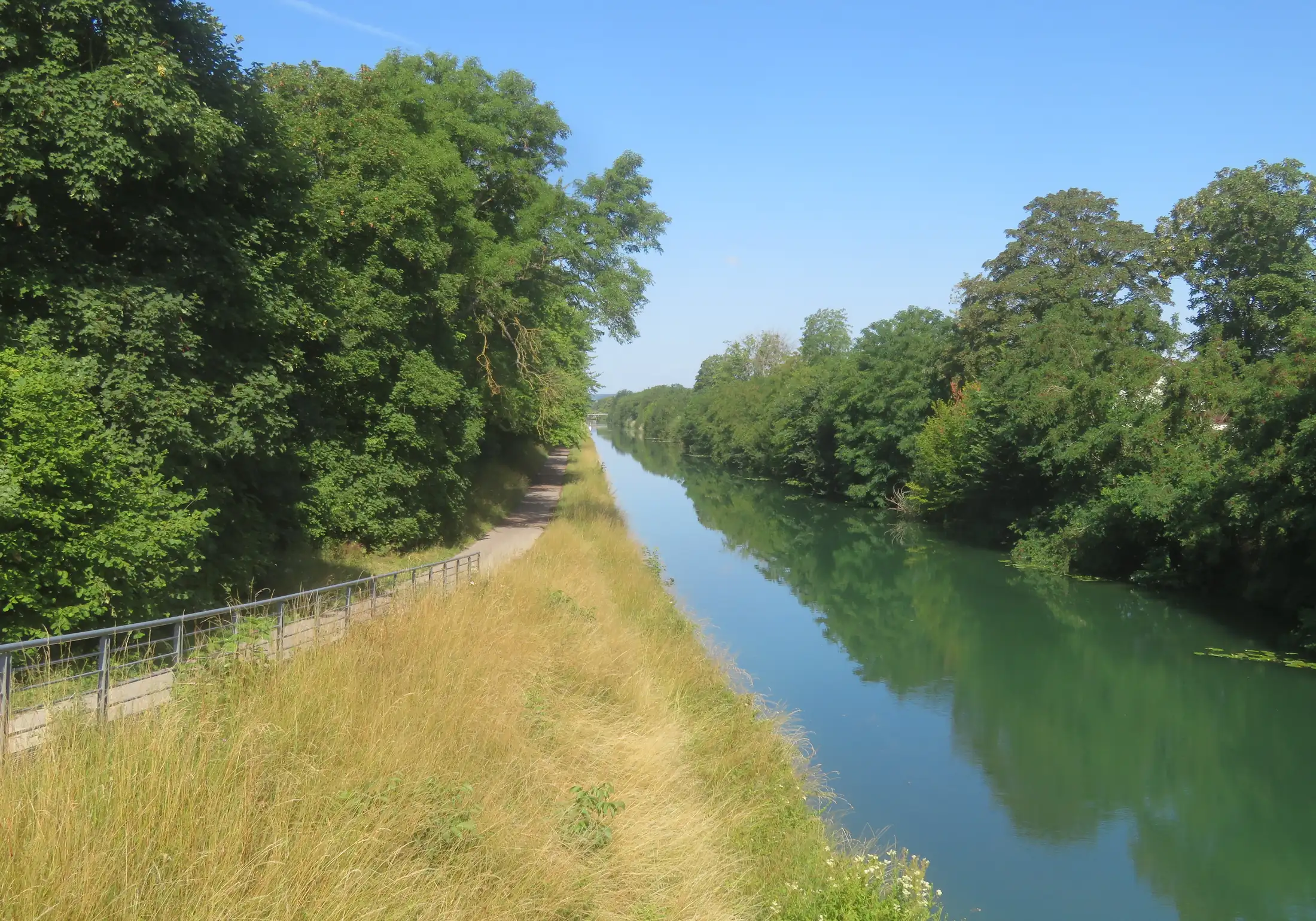 The Marne canal greenway between Aÿ and Mareuil-sur-Aÿ