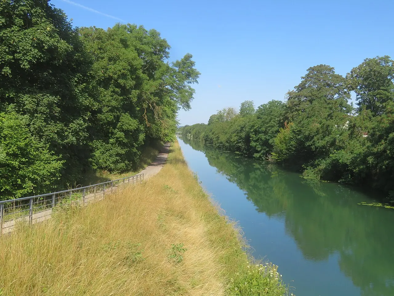 The Marne canal greenway between Aÿ and Mareuil-sur-Aÿ