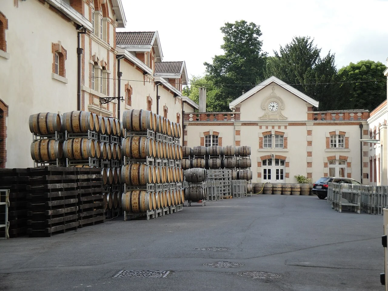 Tomas er — CC BY-SA 3.0 Courtyard of Champagne Krug in Reims