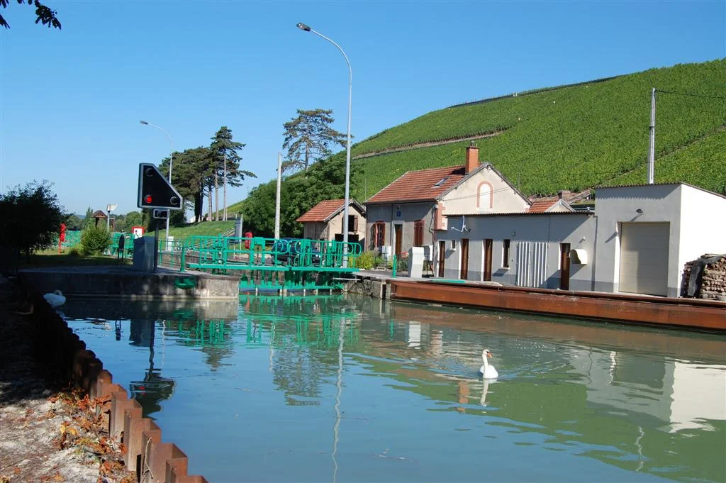 Canal lock at Mareuil-sur-Aÿ