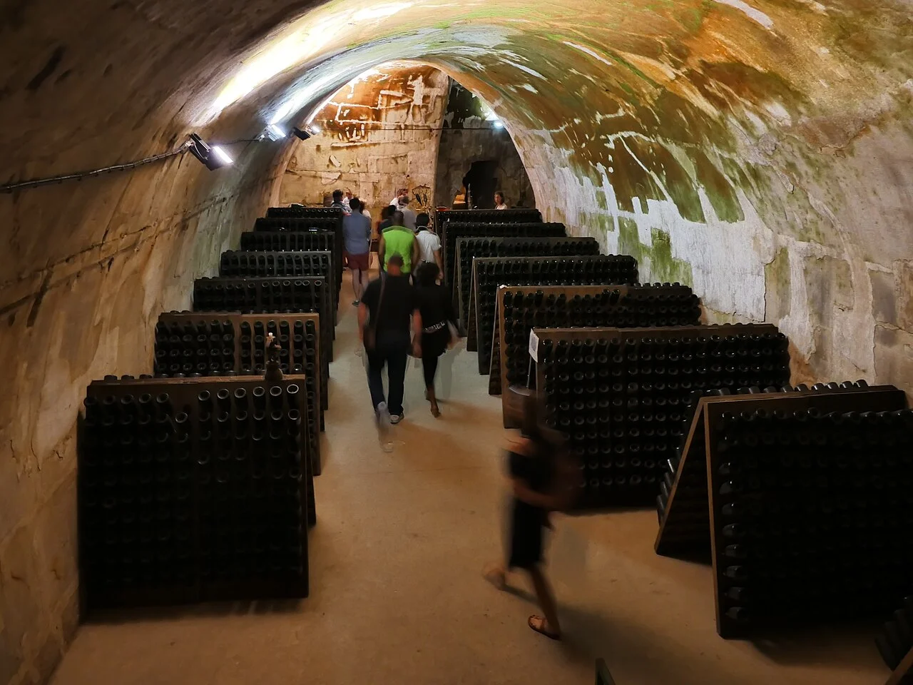 This illustration was made by Peter Potrowl. — CC BY-SA 4.0 A second view of the Champagne G.H. Martel cellars in Reims