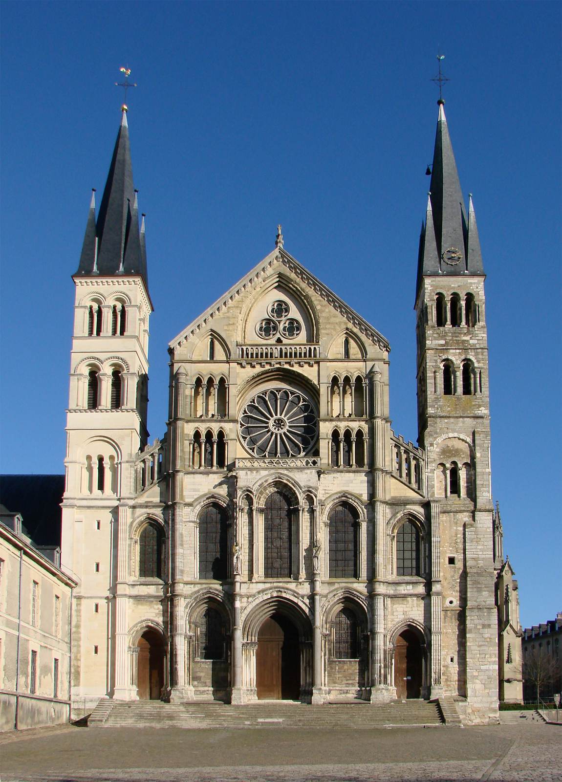 Vassil — Public domain The west façade and twin towers of Saint-Remi Basilica in Reims, photographed in 2008