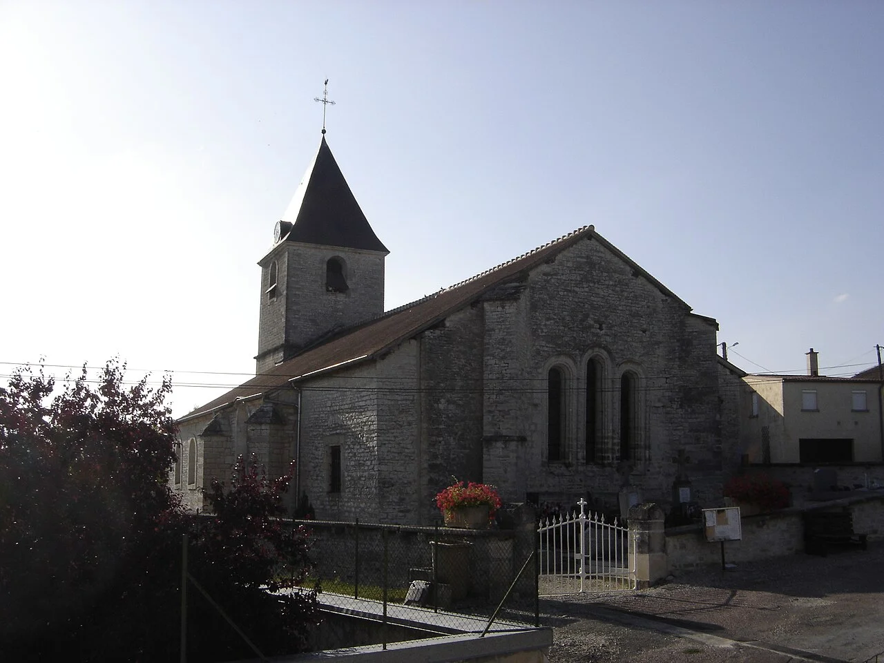 Gérard Janot — CC BY-SA 3.0 A second view of the church in Urville, Aube