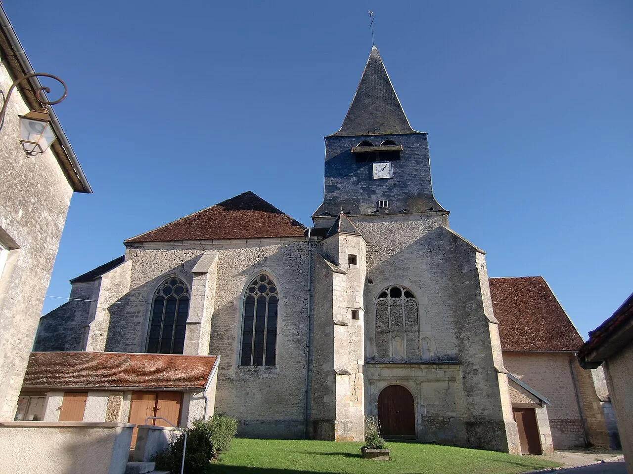 Gérard Janot — CC BY-SA 3.0 A second view of the church in Ville-sur-Arce